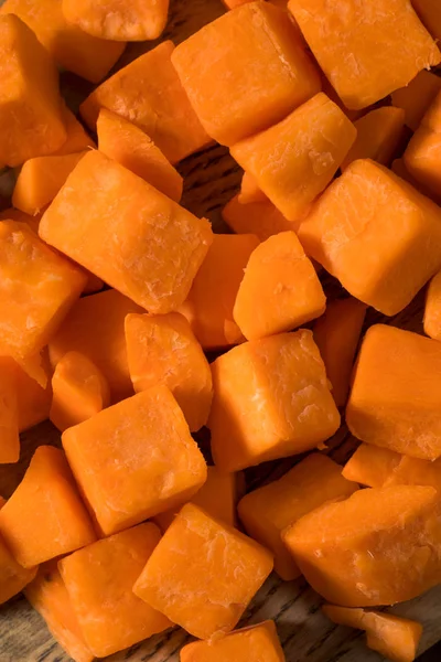 Rohe orange Bio-Süßkartoffeln — Stockfoto