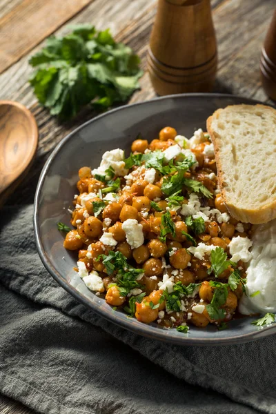 Pois chiches braisés faits maison avec yaourt — Photo