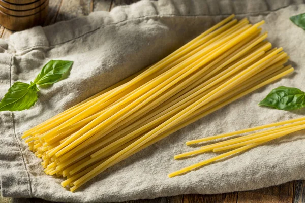 Pasta de Bucatini orgánica cruda —  Fotos de Stock