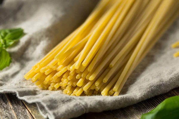 Pasta de Bucatini orgánica cruda —  Fotos de Stock