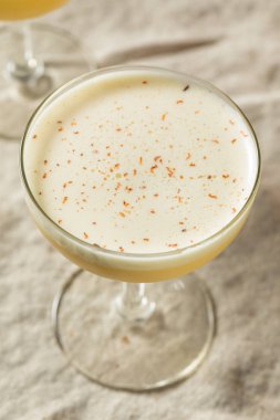 Ev yapımı Burbon Yumurta Döndürme Kokteyli