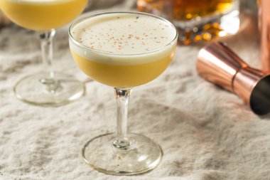 Ev yapımı Burbon Yumurta Döndürme Kokteyli