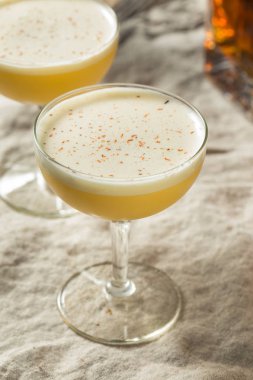 Ev yapımı Burbon Yumurta Döndürme Kokteyli