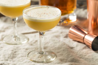 Ev yapımı Burbon Yumurta Döndürme Kokteyli