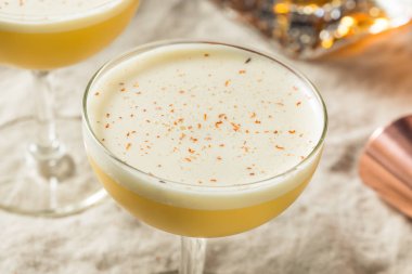 Ev yapımı Burbon Yumurta Döndürme Kokteyli