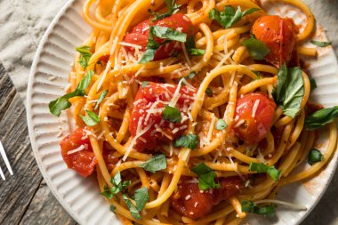 Ev yapımı Bucatini. Hepsi Amatriciana Pastası.