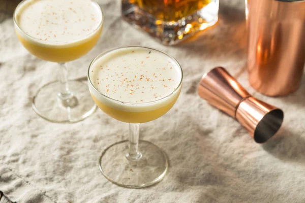Hausgemachter Bourbon Ei Flip Cocktail — Stockfoto