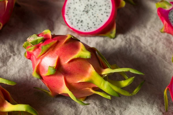 Ακατέργαστο ροζ βιολογικό Dragonfruit Pitaya — Φωτογραφία Αρχείου