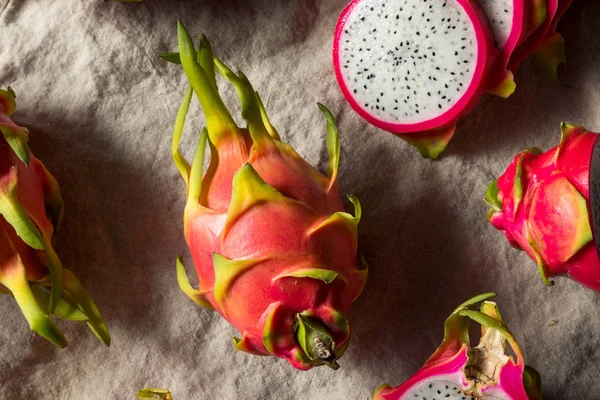 Ακατέργαστο ροζ βιολογικό Dragonfruit Pitaya — Φωτογραφία Αρχείου