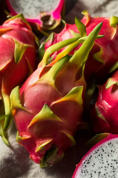 Raw Pink Dragonfruit ecológico PItaya —  Fotos de Stock