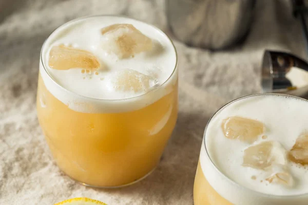 Алкогольный коктейль с текилой и лимоном — стоковое фото