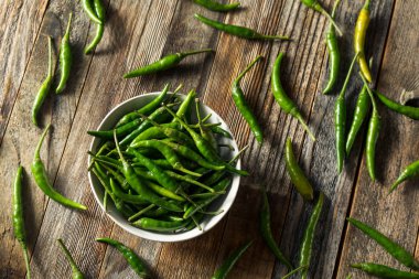 Çiğ Yeşil Organik Tayland Biberleri