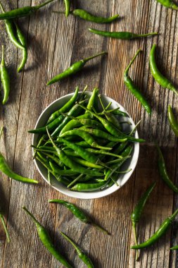 Çiğ Yeşil Organik Tayland Biberleri