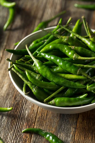 Rauwe groene biologische Thaise pepers — Stockfoto