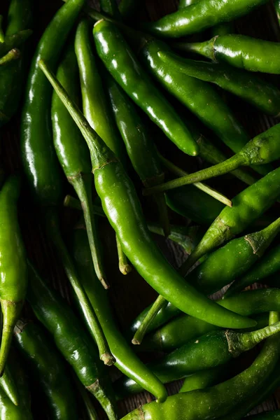 Pimentos tailandeses orgânicos verdes crus — Fotografia de Stock