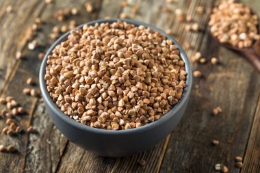 Kuru organik kavrulmuş karabuğday.