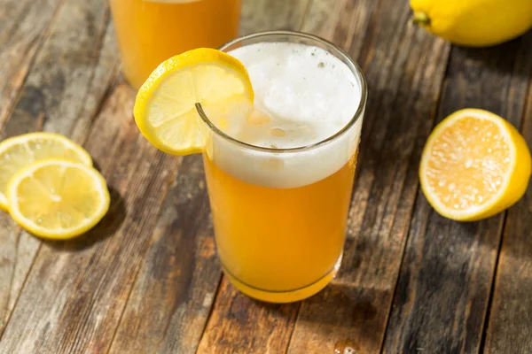 Освіжаючи лимонне пиво Шенді — стокове фото