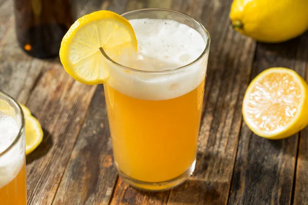 Refrescante limão cerveja Shandy — Fotografia de Stock