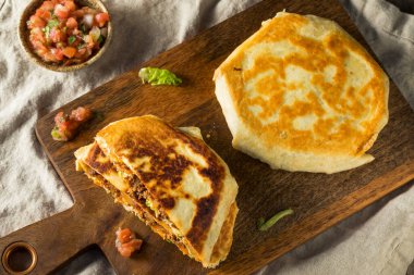 Ev yapımı Biftek Gevreği Quesadilla
