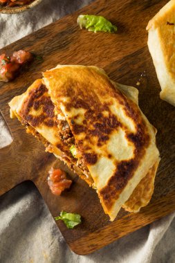 Ev yapımı Biftek Gevreği Quesadilla