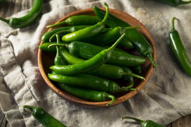 Ham yeşil organik Serrano biber