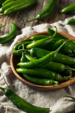 Ham yeşil organik Serrano biber