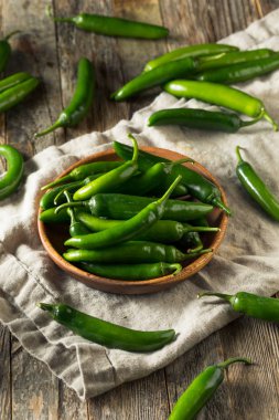 Ham yeşil organik Serrano biber