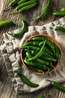 Ham yeşil organik Serrano biber