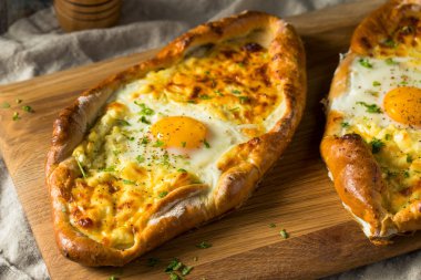 Ev yapımı Gürcistan Peyniri Ekmeği Khachaprui