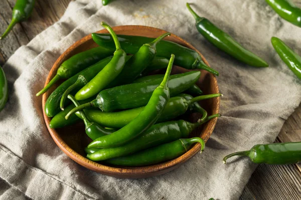 Rohe grüne Bio-Serrano-Paprika — Stockfoto