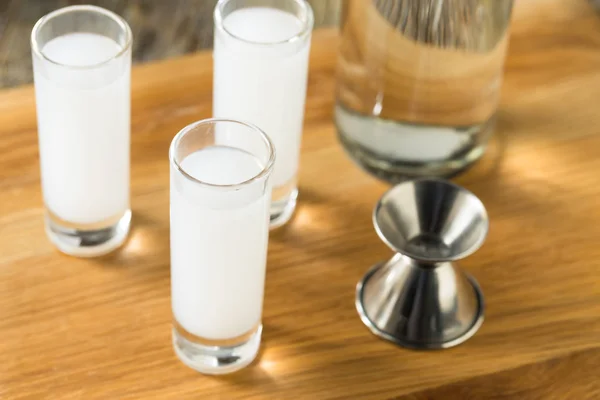 Verfrissende Griekse Anijs Raki Drink — Stockfoto