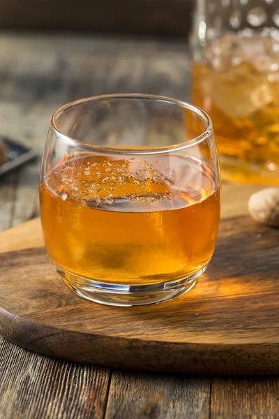 Domácí osvěžující rum zadek koktejl — Stock fotografie
