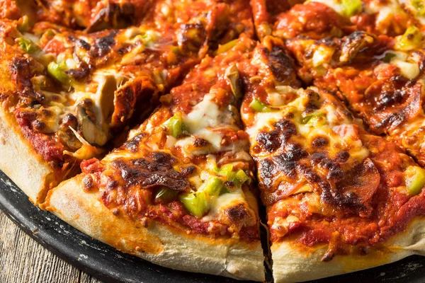 Zelfgemaakte Louisville Style Supreme Pizza — Stockfoto