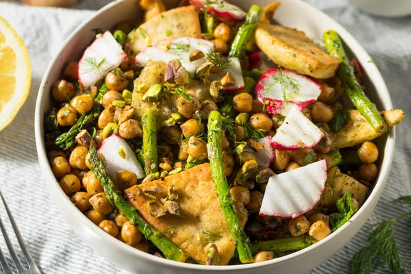 Домашний средиземноморский Chickpea Fattoush — стоковое фото