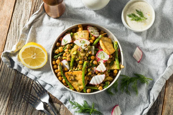 Домашний средиземноморский Chickpea Fattoush — стоковое фото