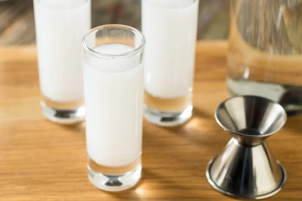 Verfrissende Griekse Anijs Raki Drink — Stockfoto