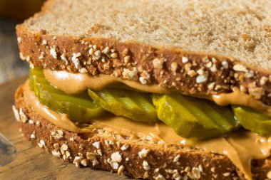 Ev yapımı fıstık ezmeli ve cipsli turşulu sandviç.