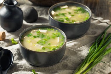 Taze soğanlı sağlıklı Japon Tofu Miso Çorbası