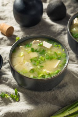 Taze soğanlı sağlıklı Japon Tofu Miso Çorbası