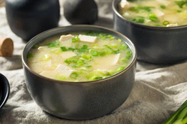 Taze soğanlı sağlıklı Japon Tofu Miso Çorbası