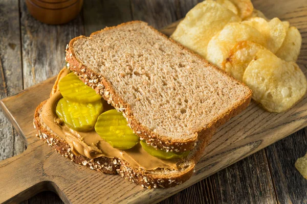 Sandwich Hecho Casa Mantequilla Maní Encurtidos Con Patatas Fritas — Foto de Stock