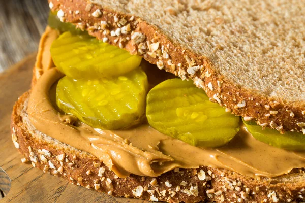Homemade Peanut Butter Pickle Sandwich Chips — стокове фото