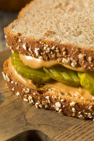 Сэндвич Арахисовым Маслом Огурцом Чипсами — стоковое фото