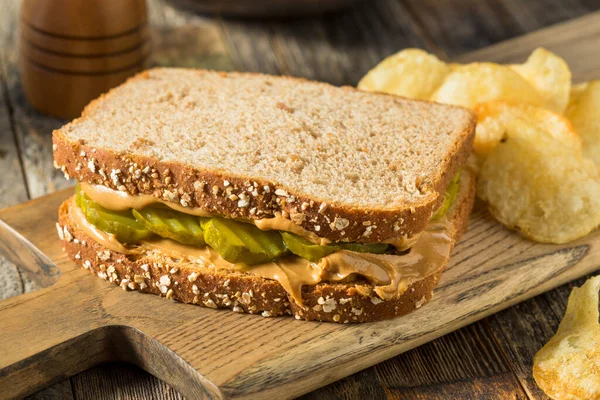 집에서 버터와 감자칩이 샌드위치 — 스톡 사진