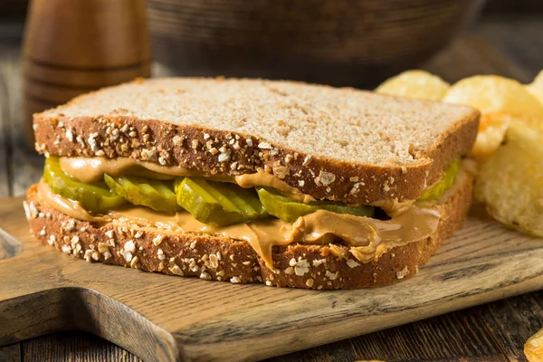 Сэндвич Арахисовым Маслом Огурцом Чипсами — стоковое фото