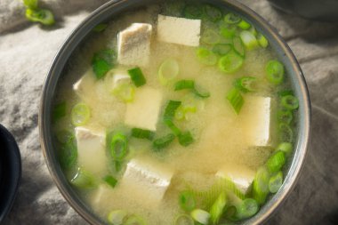 Taze soğanlı sağlıklı Japon Tofu Miso Çorbası