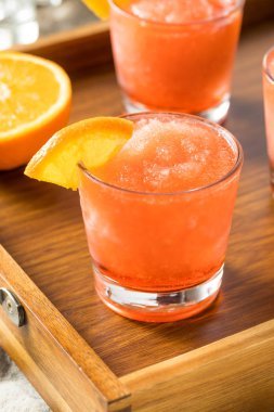 Buzlu, Portakal ve Buzlu Buzlu Soğuk Donmuş Negroni