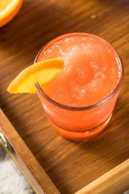 Buzlu, Portakal ve Buzlu Buzlu Soğuk Donmuş Negroni