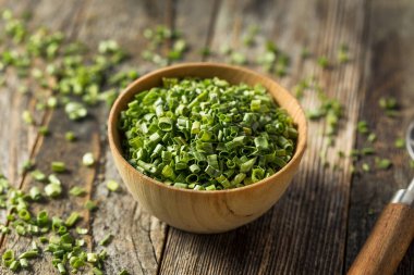 Kavanozda kurutulmuş yeşil soğan.