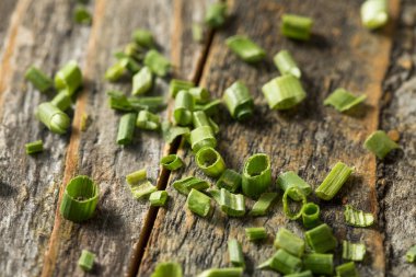 Kavanozda kurutulmuş yeşil soğan.